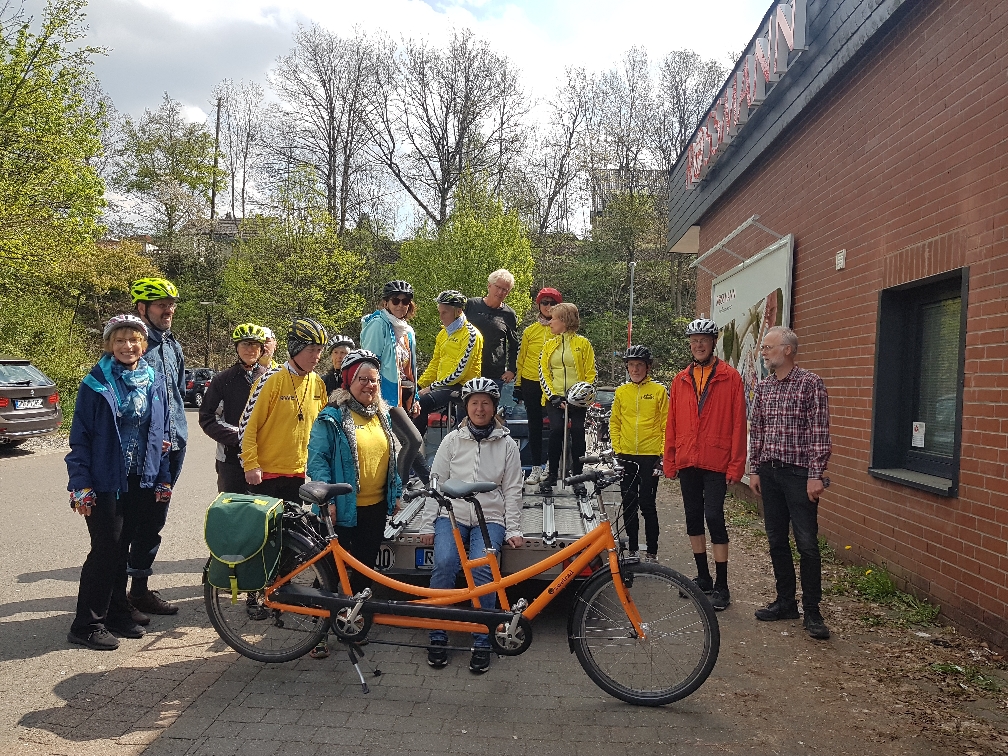 Der Tandemhänger mit teilweise auf ihm sitzenden und herumstehenden Tourteilnehmern.