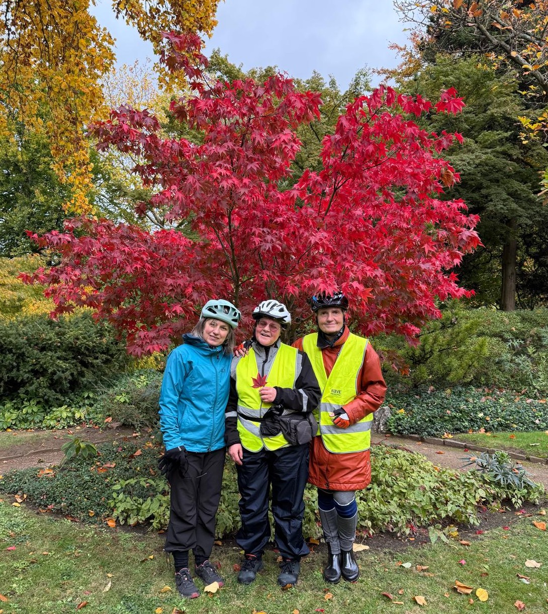 Susanne, Renee und Alexandra vor einem roten Baum im Japanischen Garten