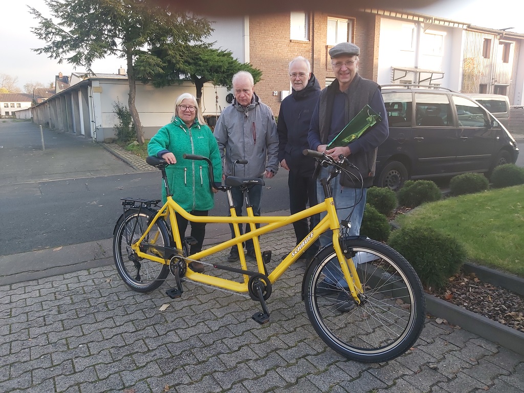 Das Bild zeigt Herrn Schauff die beiden Vereinsvorsitzenden und Bernhard Hermanns, der unsere Räder hauptsächlich wartet.